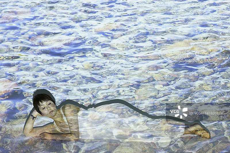 女人躺在海面上图片素材