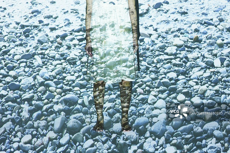 站在海滩石头上的女性图片素材