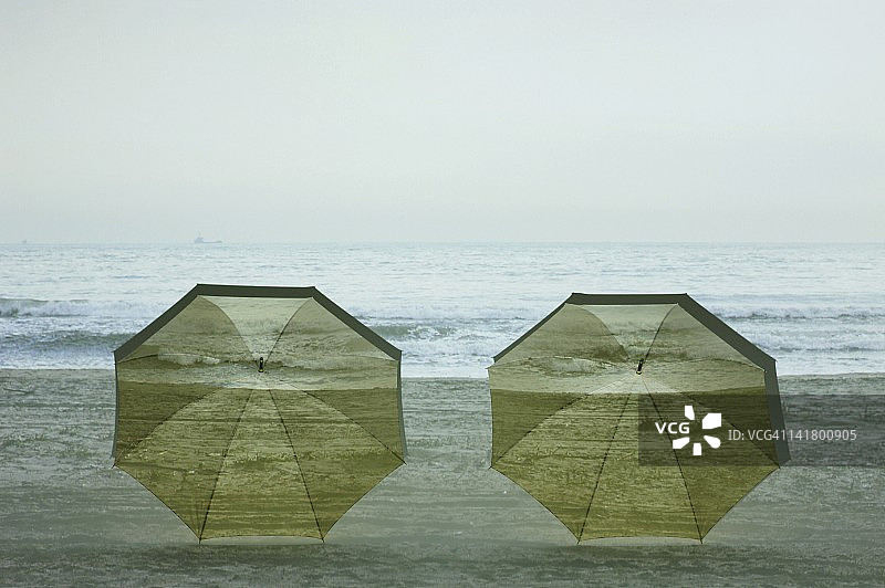 沙滩上的两把雨伞图片素材