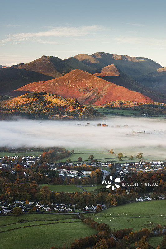 从英国坎布里亚郡凯西克的拉特里格眺望巴罗和考西派克图片素材