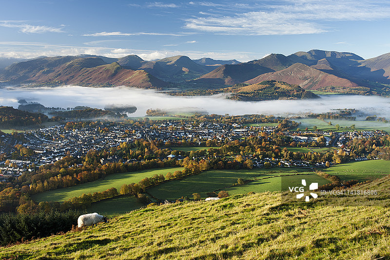 英国坎布里亚郡湖区拉特里格眺望德温特湖的雾气弥漫的早晨图片素材