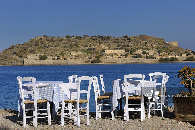 户外餐厅的桌椅图片素材
