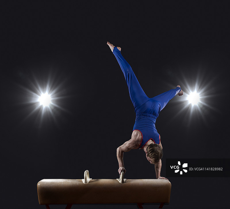 在鞍马上做倒立的男人图片素材