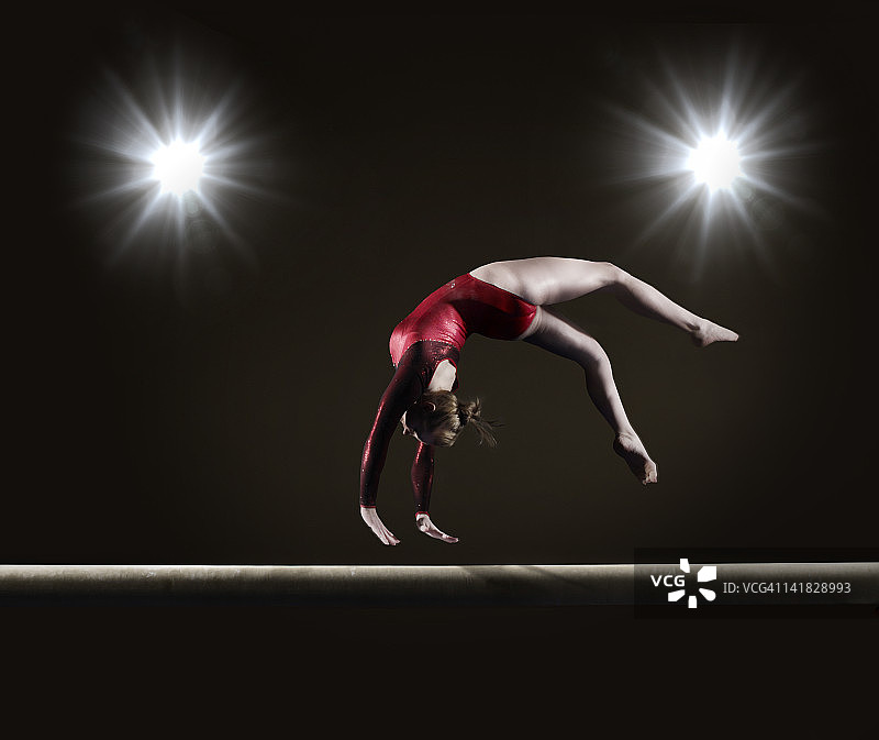 平衡木上的女子体操运动员图片素材