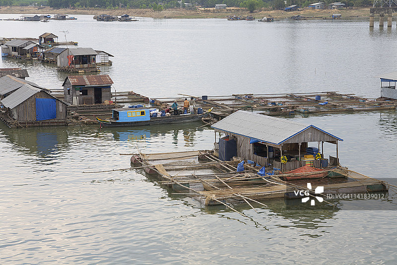 越南同奈省知安水库上的水上渔村图片素材