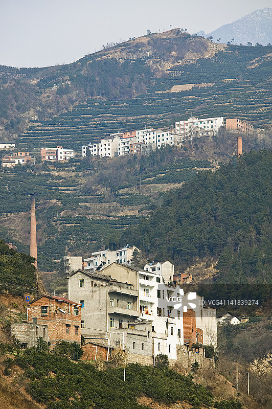 中国湖北：从游轮上看西陵峡北部的长江沿岸小镇图片素材