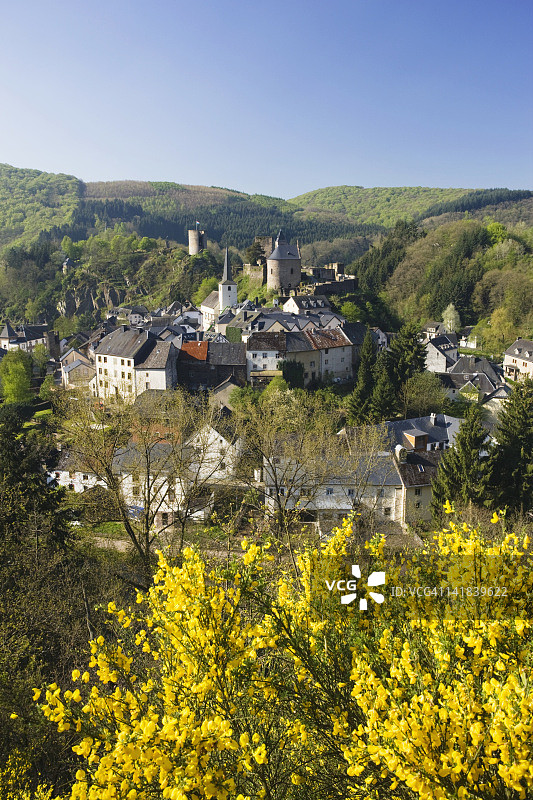 卢森堡埃施-叙尔-叙尔河谷小镇晨景图片素材