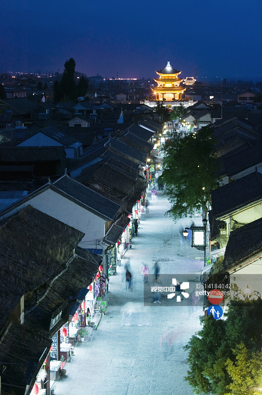 中国云南省大理文贤路步行街与五华楼图片素材