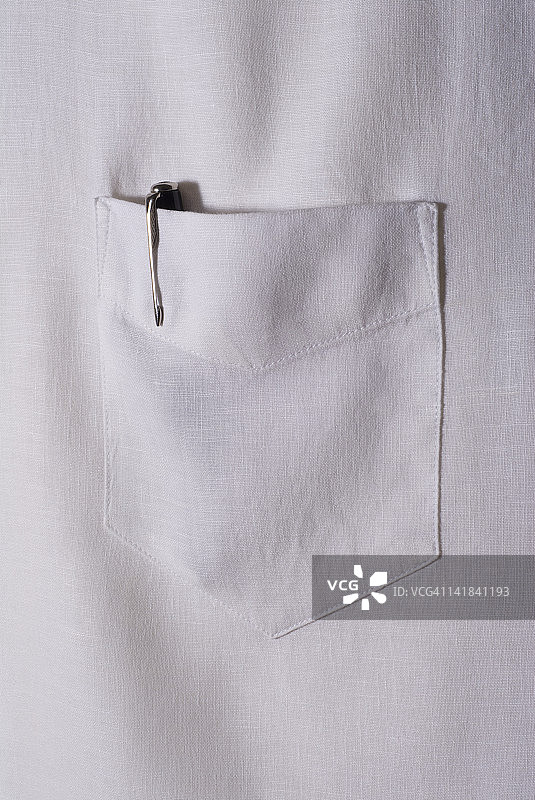 白色衬衫口袋里的钢笔图片素材