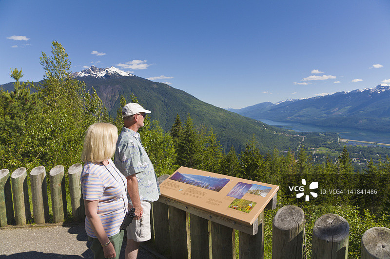 不列颠哥伦比亚省雷夫尔斯托克山国家公园的情侣图片素材