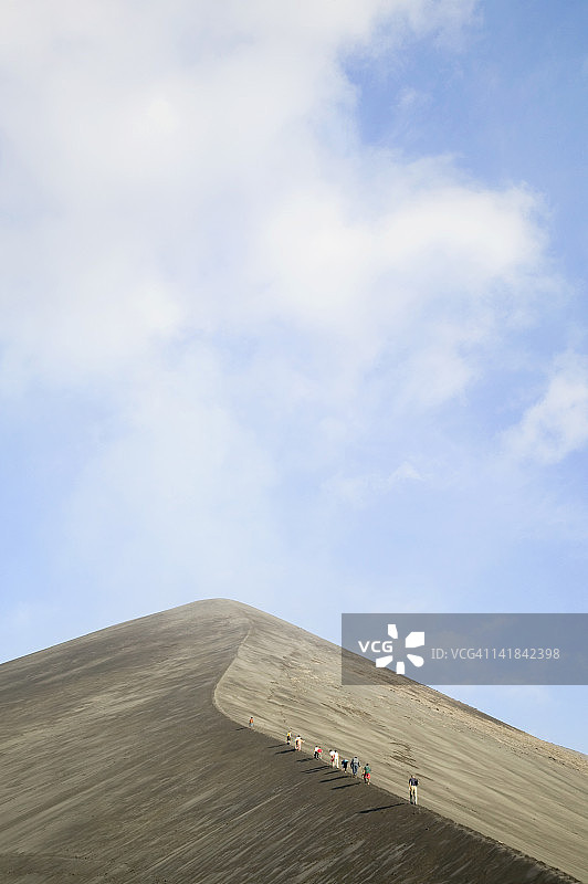 瓦努阿图塔纳岛亚苏尔火山（海拔361米）：火山灰平原上的游客图片素材