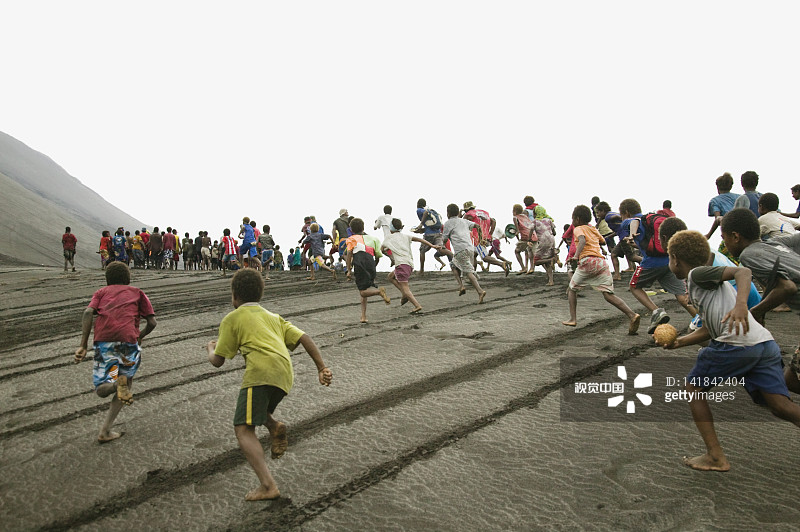 瓦努阿图塔纳岛亚苏尔火山：火山灰平原上的摩托车比赛图片素材