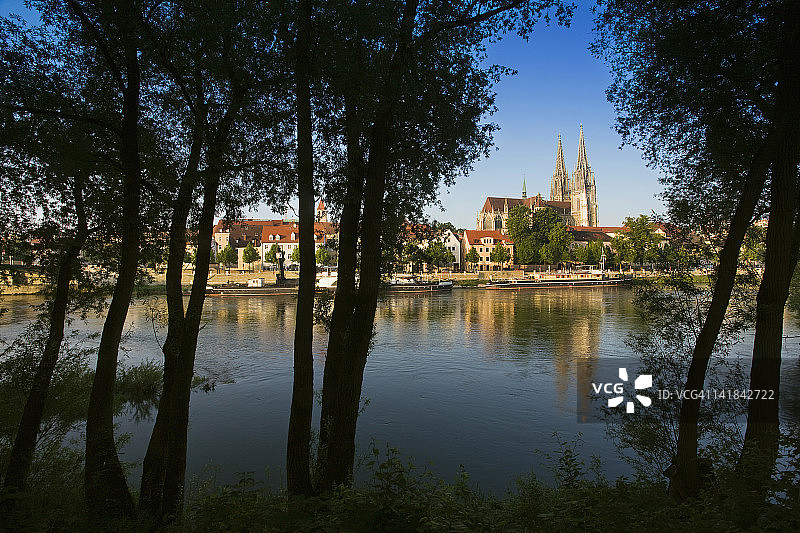 德国巴伐利亚雷根斯堡圣彼得大教堂和城镇图片素材