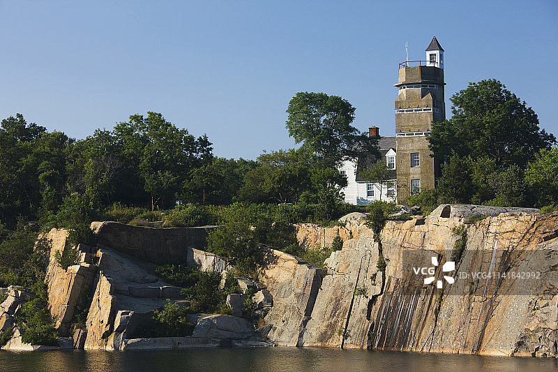 美国马萨诸塞州安角哈利巴特角州立公园二战潜艇瞭望塔和古老的花岗岩采石场图片素材