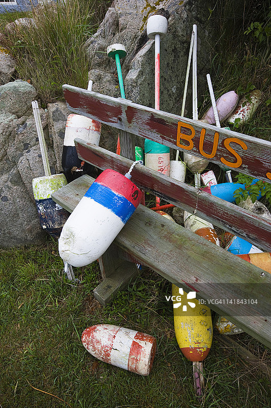 美国马萨诸塞州安角撒切尔岛，长凳上的龙虾浮标图片素材