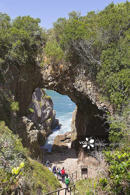在南非西开普省克尼斯纳泻湖自然漫步的人们图片素材