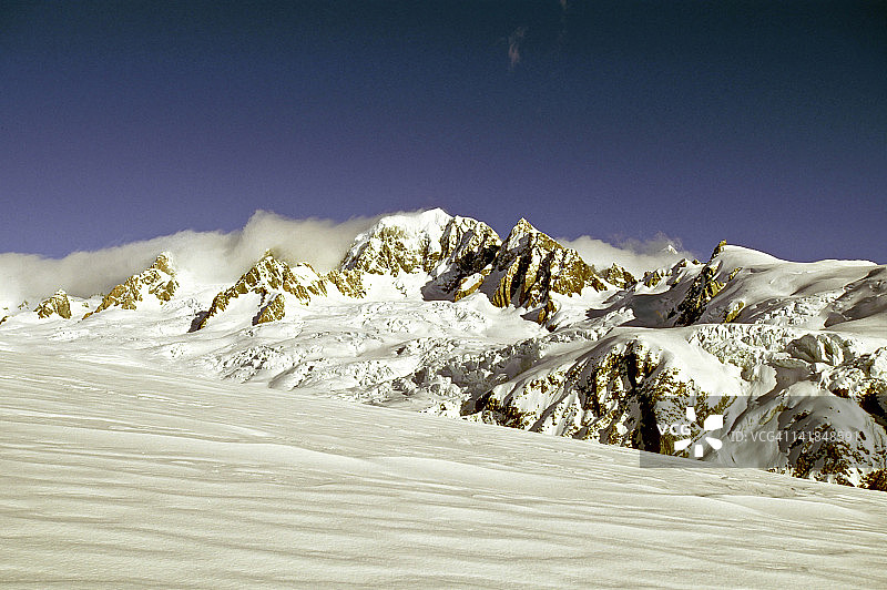 新西兰南岛塔斯曼山冬季景观图片素材