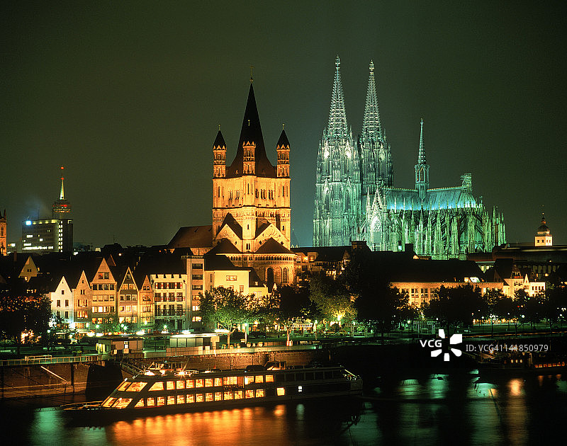 夜晚莱茵河畔的科隆大教堂与城市灯光图片素材