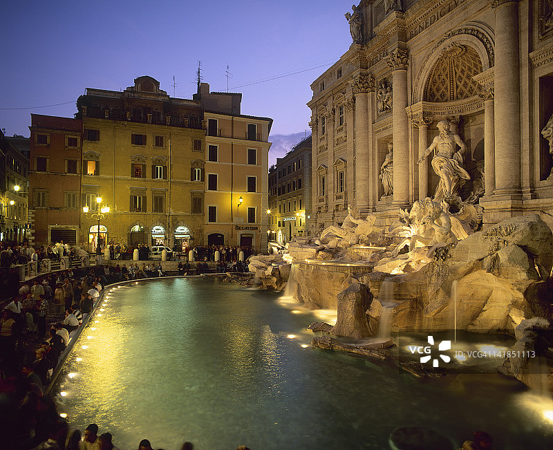 意大利罗马：夜晚特莱维喷泉周围的人们图片素材