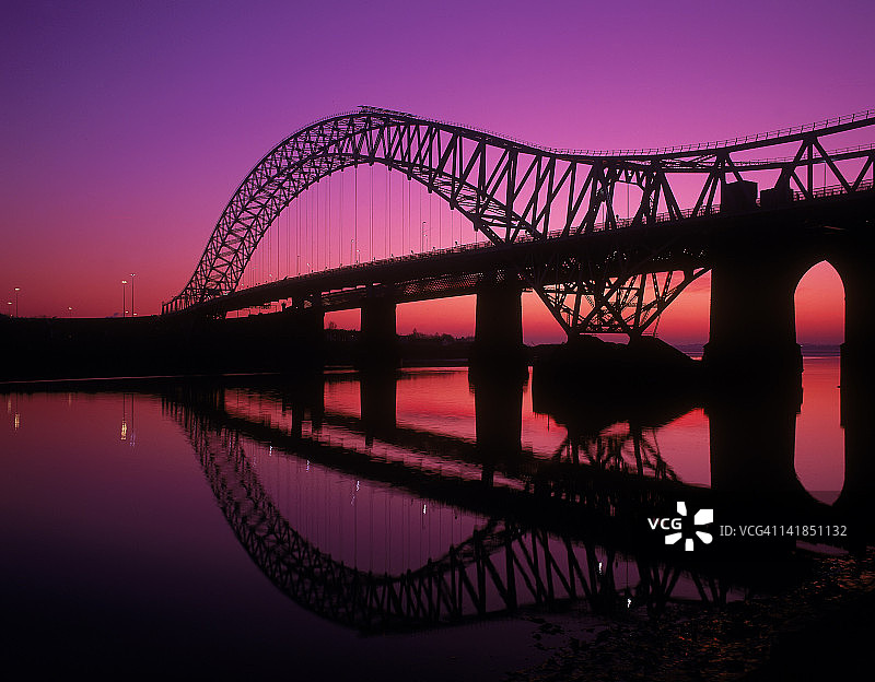 英国柴郡朗科恩铁桥日落景色图片素材