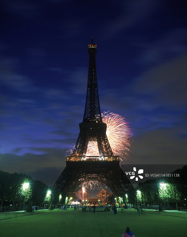 巴黎埃菲尔铁塔与夜间烟花，法国图片素材