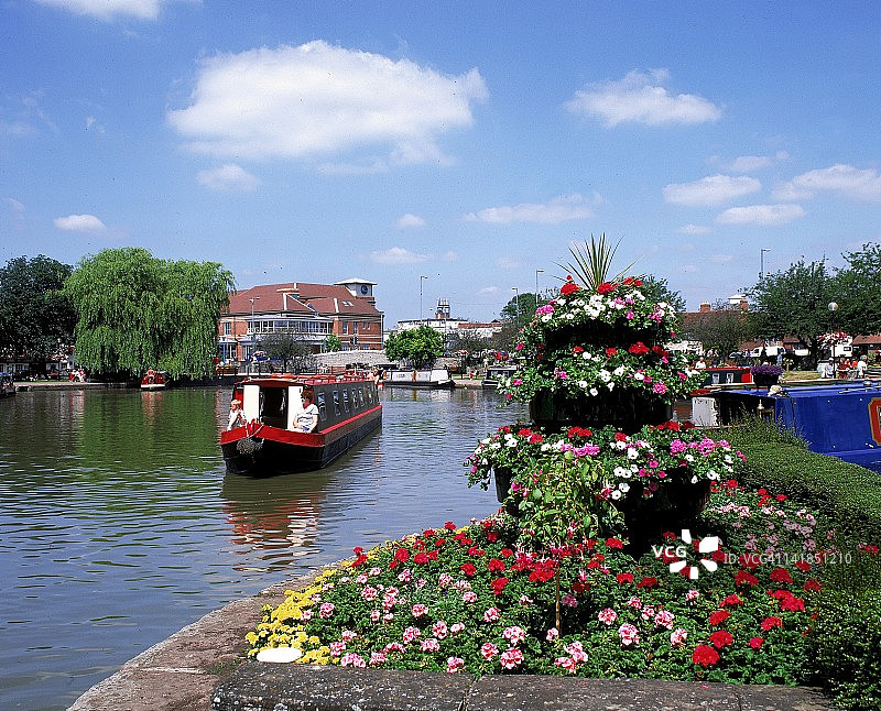 英国沃里克郡斯特拉特福运河盆地的驳船图片素材