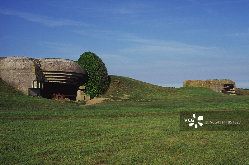 法国诺曼底卡尔瓦多斯隆格-叙尔-梅尔阿罗芒什附近的德国炮台，黄金海滩图片素材