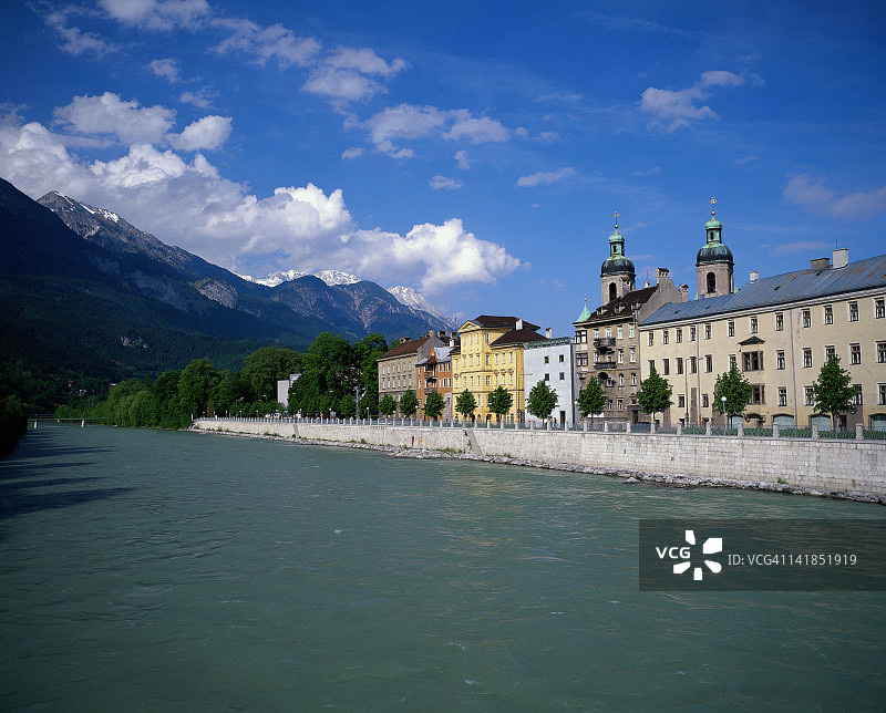 奥地利因斯布鲁克因河沿岸的城市景观图片素材