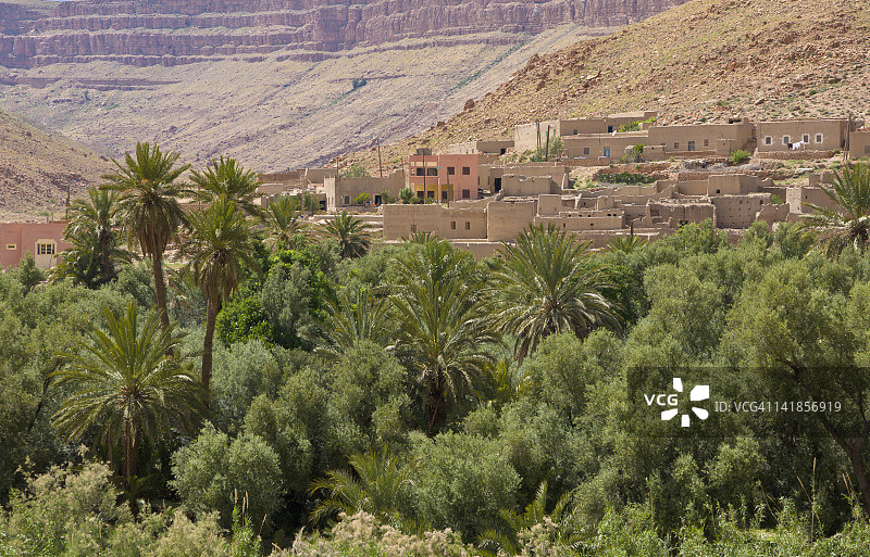 摩洛哥里西亚绿洲城镇和高阿特拉斯山脉图片素材