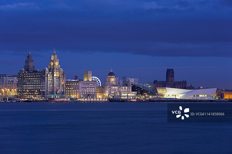利物浦夜景：默西塞德郡的滨水天际线图片素材