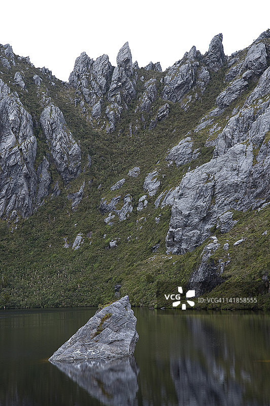 位于澳大利亚塔斯马尼亚州西南部国家公园西部亚瑟山脉的阿尔卑斯湖图片素材