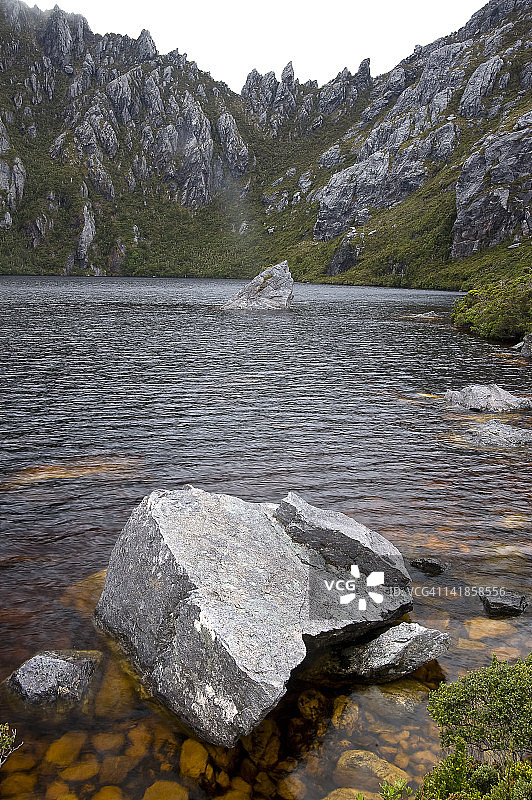亚瑟山脉西部的阿尔卑斯湖泊，位于澳大利亚塔斯马尼亚州西南国家公园图片素材