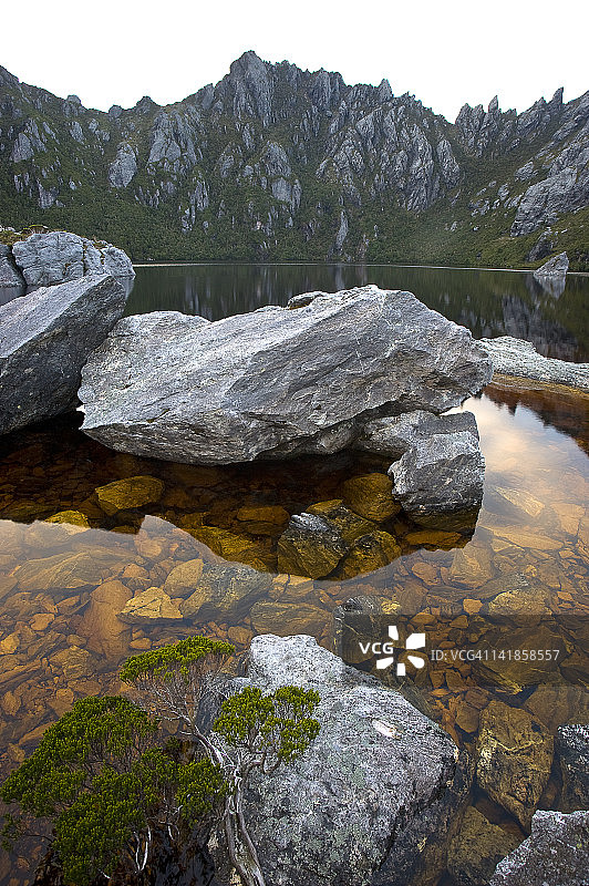 亚瑟山脉西部的阿尔卑斯湖泊，位于澳大利亚塔斯马尼亚州西南国家公园图片素材