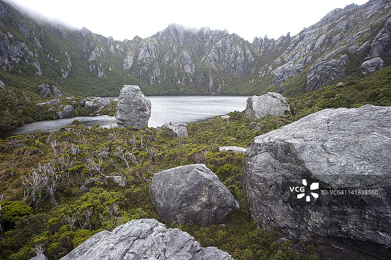 亚瑟山脉西部的高山山谷，位于澳大利亚塔斯马尼亚西南国家公园图片素材