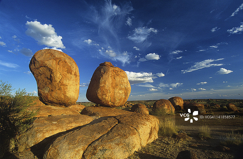 澳大利亚北领地魔鬼大理石保护区巨石上的日落图片素材