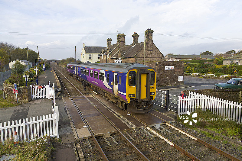 英格兰坎布里亚郡德里格的人工控制铁路道口图片素材