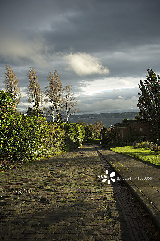 通往美国华盛顿州西雅图艾 Elliot 海湾的鹅卵石街道图片素材