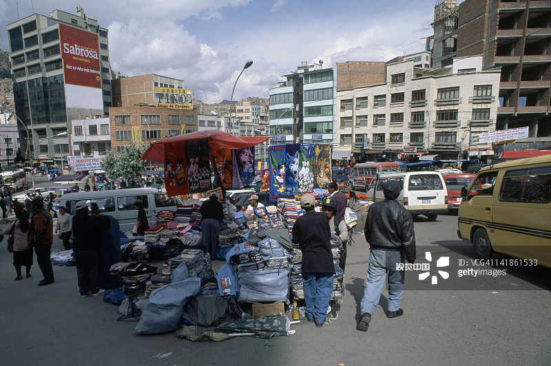 玻利维亚拉巴斯市中心的商贩和交通图片素材