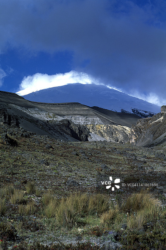 智利南部鲁潘科湖背景下的普耶韦火山图片素材