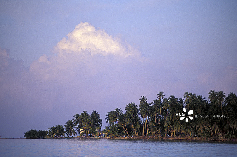 海岸蝠鲼度假村，格洛弗礁环礁，西南礁，伯利兹图片素材