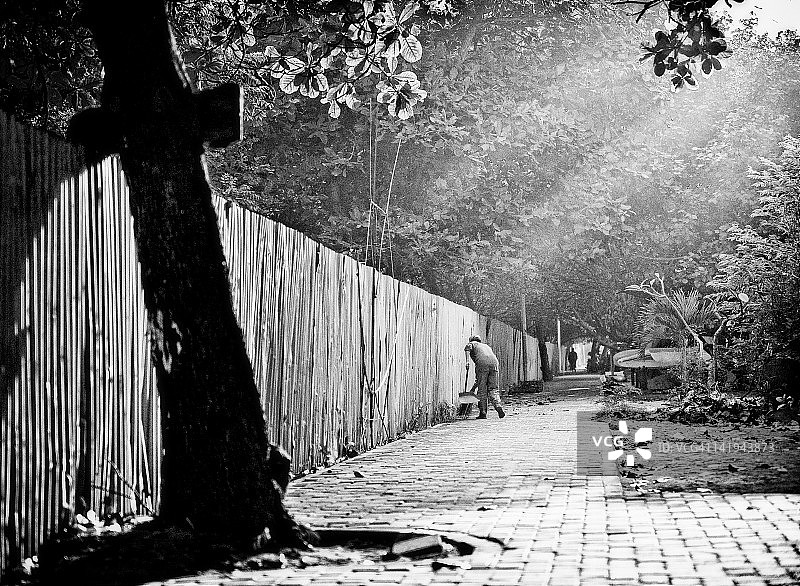 男人拂晓时分清扫道路图片素材