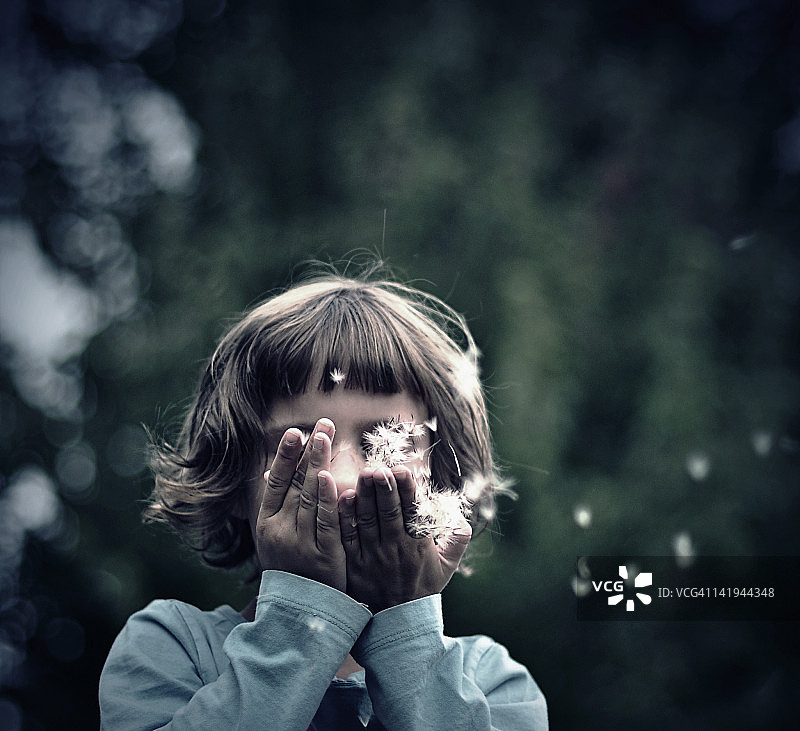女孩吹蒲公英种子图片素材