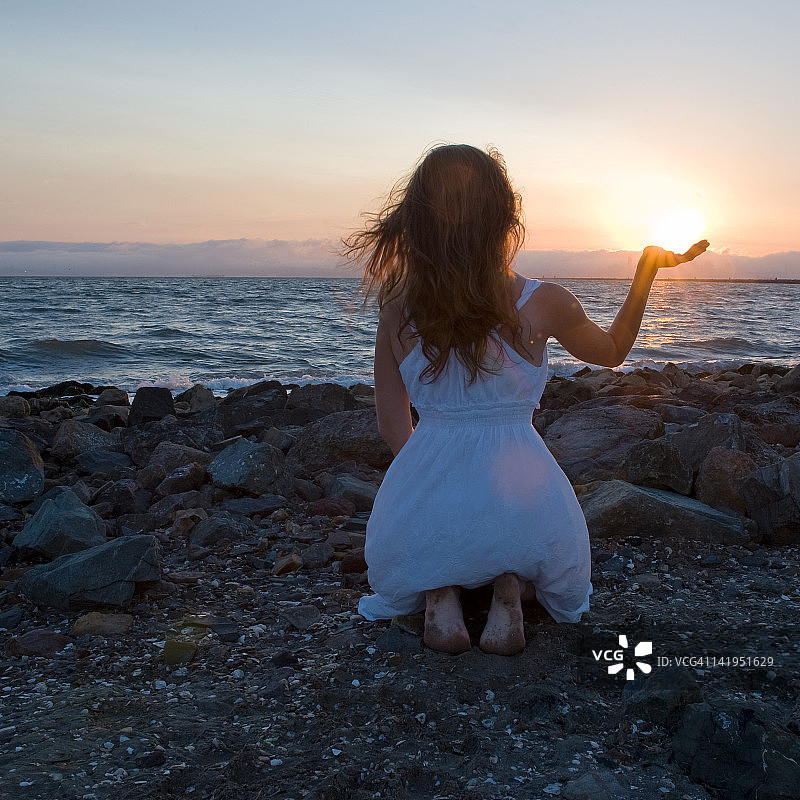 托起太阳图片素材