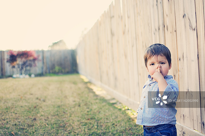 正在抠鼻子的幼儿图片素材