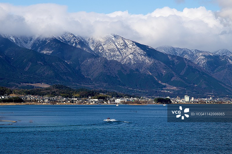 琵琶湖与雪山图片素材