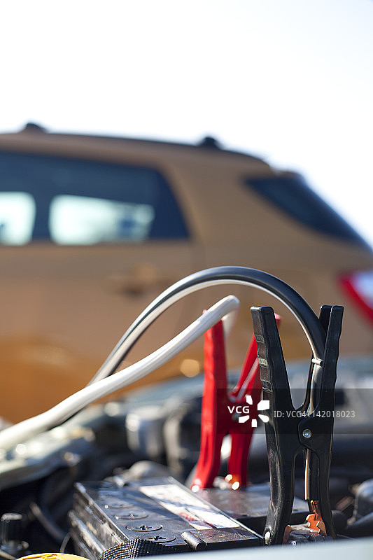 汽车引擎盖和跨接电缆图片素材