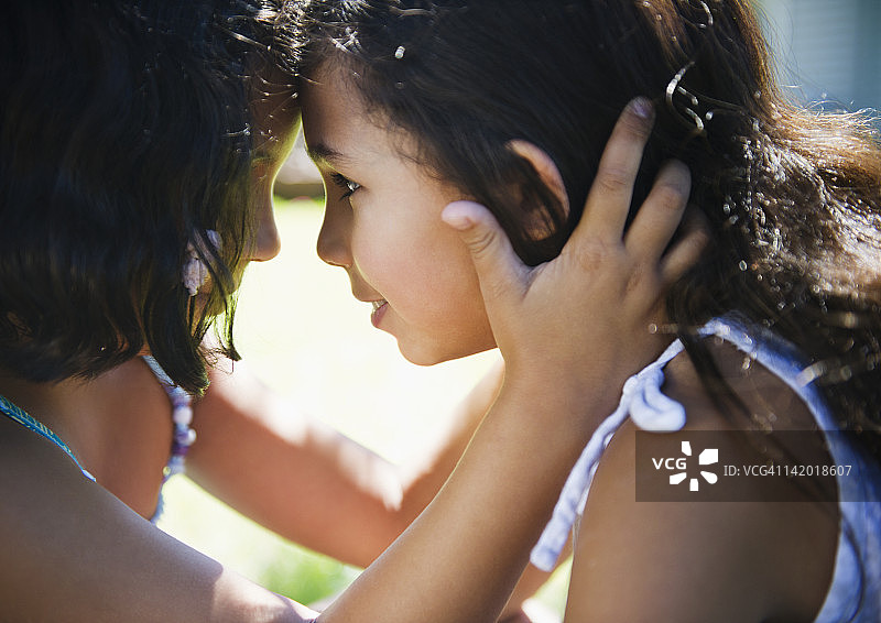安慰妹妹的西班牙裔女孩图片素材