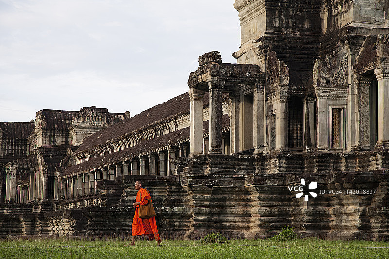 在吴哥窟寺庙附近行走的牧师图片素材