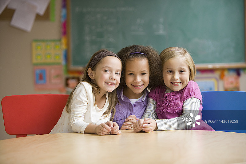 教室里微笑的学生图片素材