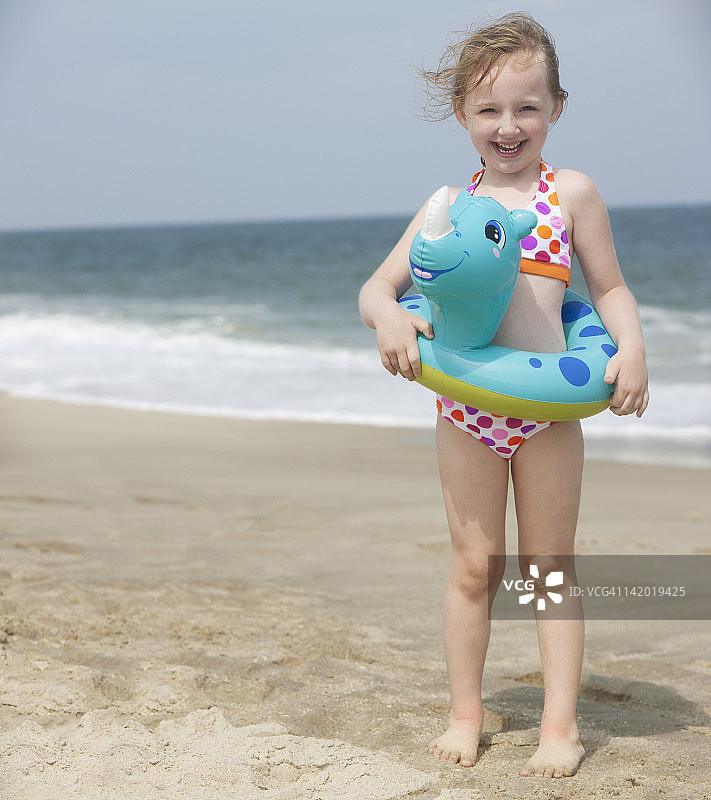在海滩上玩耍的白人女孩图片素材